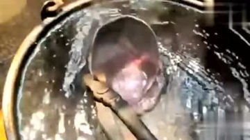 铁匠牛人现场表演绝活，用铜片打造了一口碗，这技术厉害