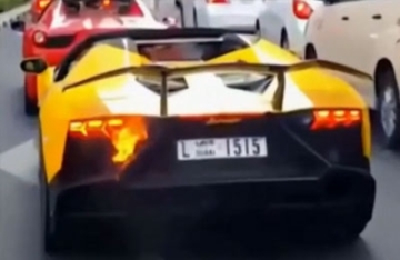 【拍客】土豪等红灯狂踩油门装逼 结果兰博基尼自燃