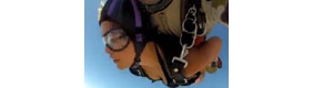 美女只穿内衣从1050公尺高空跳伞