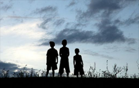 格斗“孤儿”交接现场被强行按手印，哭成泪人不愿离开