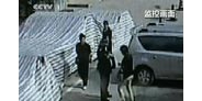 【拍客】女司机违规停车被阻 竟猛踹保安