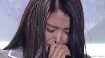 惊呆！韩女星疑整容质量差一捏鼻子就塌了