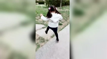 可爱萌宝一路都要爸妈给她拍照，很臭美嘛，哈哈！