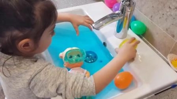 萌娃小可爱把洗漱池改造成了玩偶宝宝的游泳池，小家伙可真会玩呢！