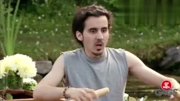 老外街头恶搞， 新娘子落水了。