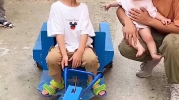 金色的童年：萌娃开玩具拖拉机，带妹妹玩