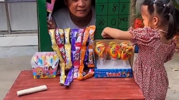 童年回忆：萌娃自己都会买棒棒糖咯