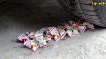 趣味实验牛人把糖饼干面包等放在车轮下，好减压，勿模仿