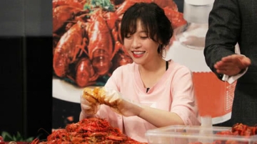 95斤美女一小时吃1000只小龙虾：从来没吃饱过