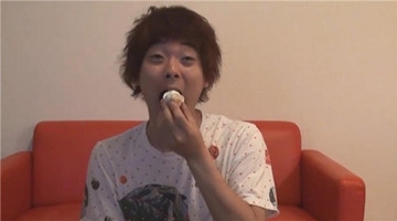 日本小哥把咸鸭蛋当馒头 整个吞下的瞬间世界都静了