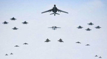 中国战神轰-6K战机编队飞行 霸气飞越宫古海峡