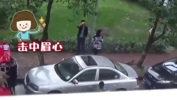 《街头恶搞实验》之女子街头疯狂打水枪！吓尿路人