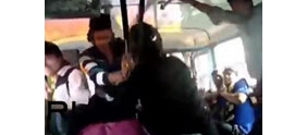 【拍客】印度两姐妹公车上遭性骚扰 拿皮带猛抽对方