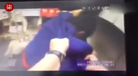 实拍醉酒男要跳桥 拿了民警200块后立马不跳了