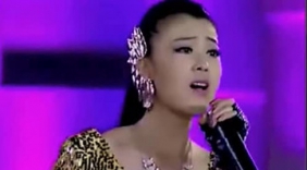 一曲《一个人的寂寞两个人的错》女声版，长得挺清纯