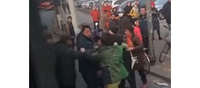 【拍客】实拍南京公交站台女汉子互殴