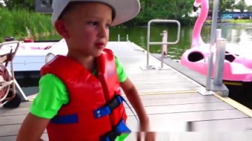 萌娃小可爱今天在儿童乐园里玩得好开心啊，真是有趣呀！