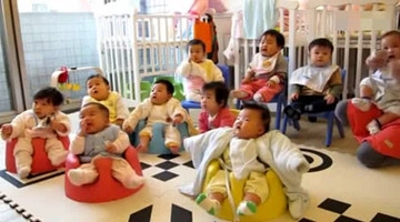 八个月的宝宝上课，呆萌呆萌的可爱模样，真的好搞笑！