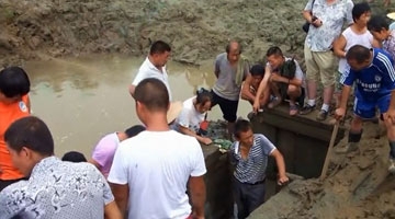 武汉洪水冲出千年石室古墓 发掘现场引人围观