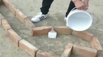 高手在民间，江西大叔用几块闲置的砖，量身定做出独一无二的鱼池！