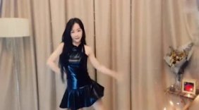 美女舞蹈身材好长相甜美可爱，皮裙穿的得劲啊，也是很性感的