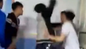 震惊 实拍中学生群殴老师逼死角拿板凳砸