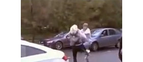 【拍客】俄罗斯美女司机暴走 街头与多名男子对打