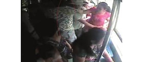 【拍客】乘客嫌公交车开得慢 竟掐住乘务员脖子将其掀倒
