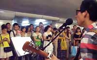【拍客】广州天河体育西路地铁路边歌手劲爆表演