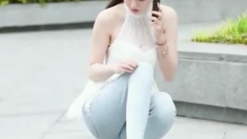 街拍：咦美女怎么突然会下蛋