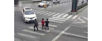 监拍女司机开车撞飞女童 曾频发视频态度傲慢