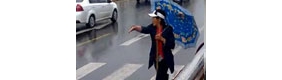 烟台惊现最牛女协警，穿拖鞋拿木棍