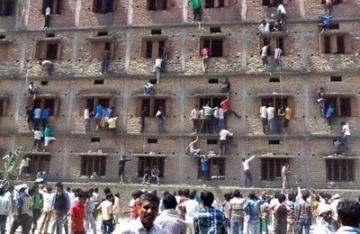 【拍客】印度比哈省中学联考奇葩一幕 成群家长爬墙送小抄