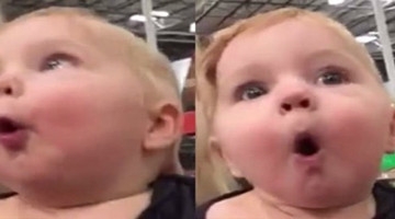 宝宝看圣诞装饰 可爱反应萌煞网友