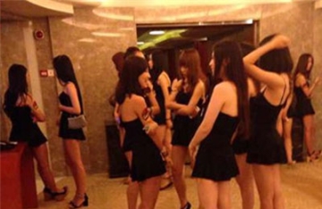 【拍客】名校女生为开跑车当外围女 扮明星日赚15万