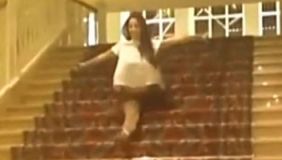 看着都疼!实拍美女劈一字马溜下楼梯