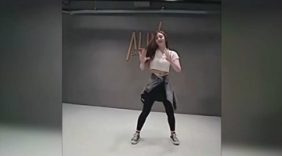 美女舞蹈练习室跳韩舞，跳的真精彩