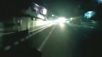 监控实拍夜晚回家的路上看到的灵异事件