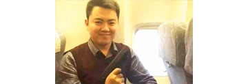 【拍客】机场乘客带枪上飞机后各种自拍 疑为笔记本电池