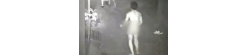 监拍：裸男深夜追女孩遭反抗砸砖落荒而逃