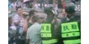 【拍客】数十迷彩服守违建 打伤执法人员