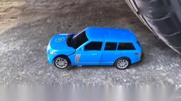 减压实验：牛人驾驶汽车碾压哈密瓜玩具恐龙，真是太过瘾了，请勿轻易模仿！