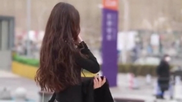 美女街拍美女：  夜空中多少繁星，人世多少女孩。但你是我的月亮，我的唯一