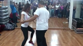 外国美女的舞蹈，就是好看这么多人围观