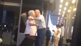 【拍客】老人拿鲜花在机场等候妻子 时光盗不走爱人