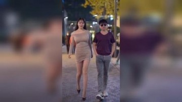 街拍：这样的情侣走在街上，不知道有多少人羡慕这位小哥？