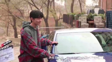 肖战《家规》花絮：肖战现场拍被打戏太嗨了，跑得好欢乐啊！