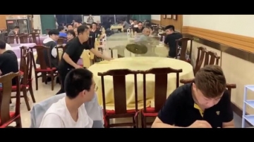 饭店小伙一手铺桌子的操作厉害了，引得客人频频观看，高手在民间啊