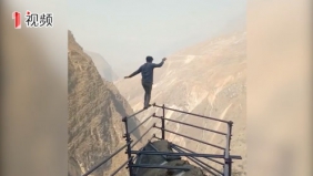 惊险！四川凉山“悬崖村飞人”直播走钢梯 全程无防护
