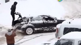 牛人亮绝活帮助打滑汽车脱困